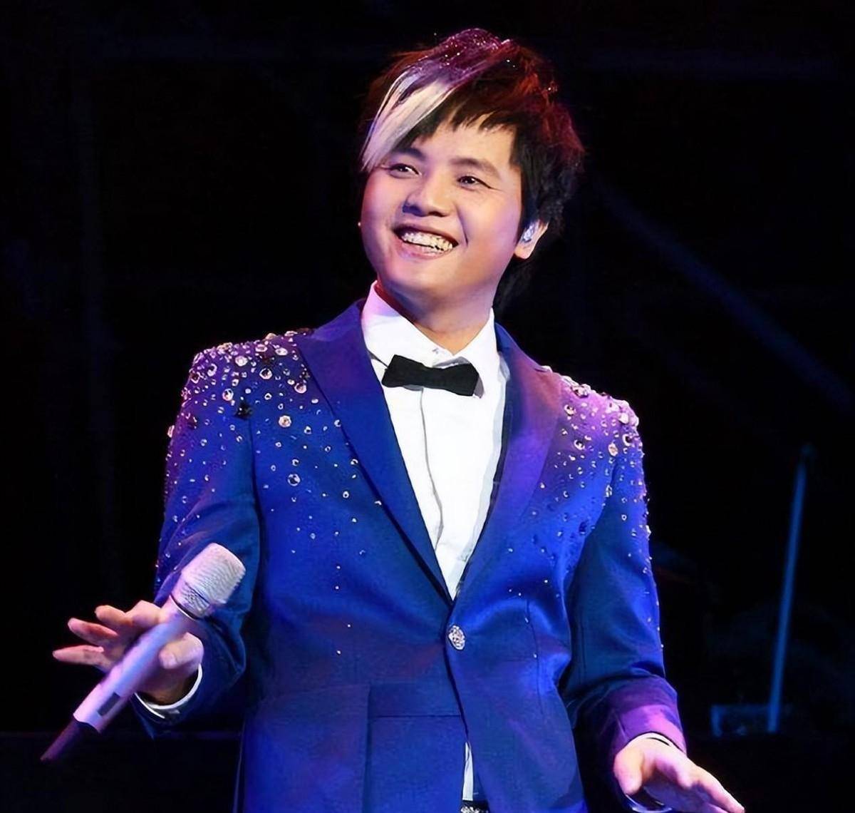 2005年,郑源在公司的帮助下推出了个人首张专辑,专辑中的歌曲《一万个