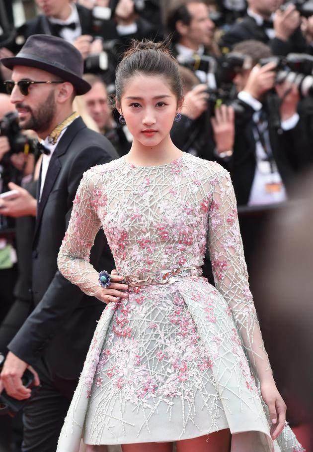 国民闺女关晓彤大长腿被封"腿精"_优势_牛仔_郑爽