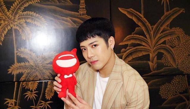 王嘉尔_工作_父母