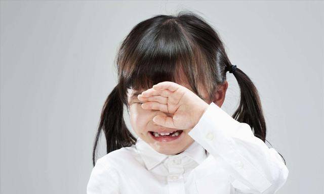 扇耳光,椅子砸,妈妈:我打女儿关你啥事_父母_孩子_女孩