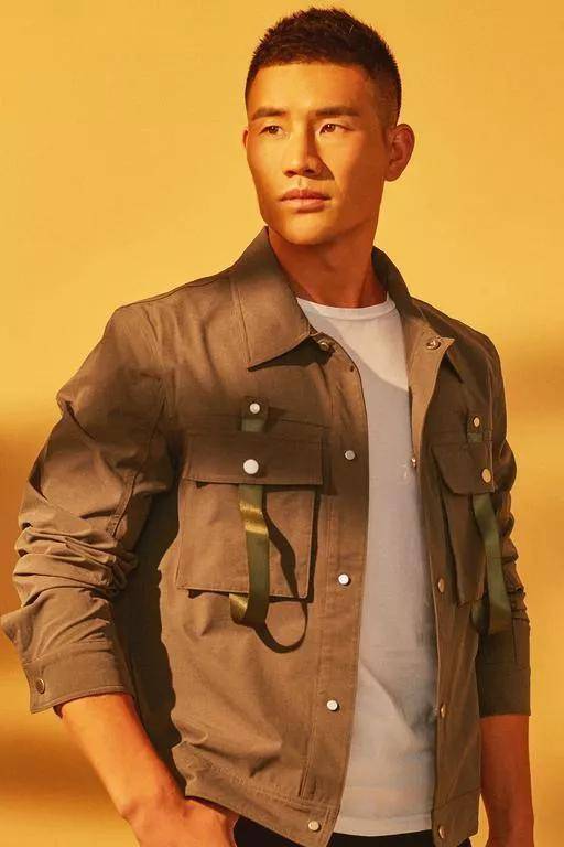 剧组在学校里翻到了谢孟伟的个人资料之后,发现他练习武术已经多年