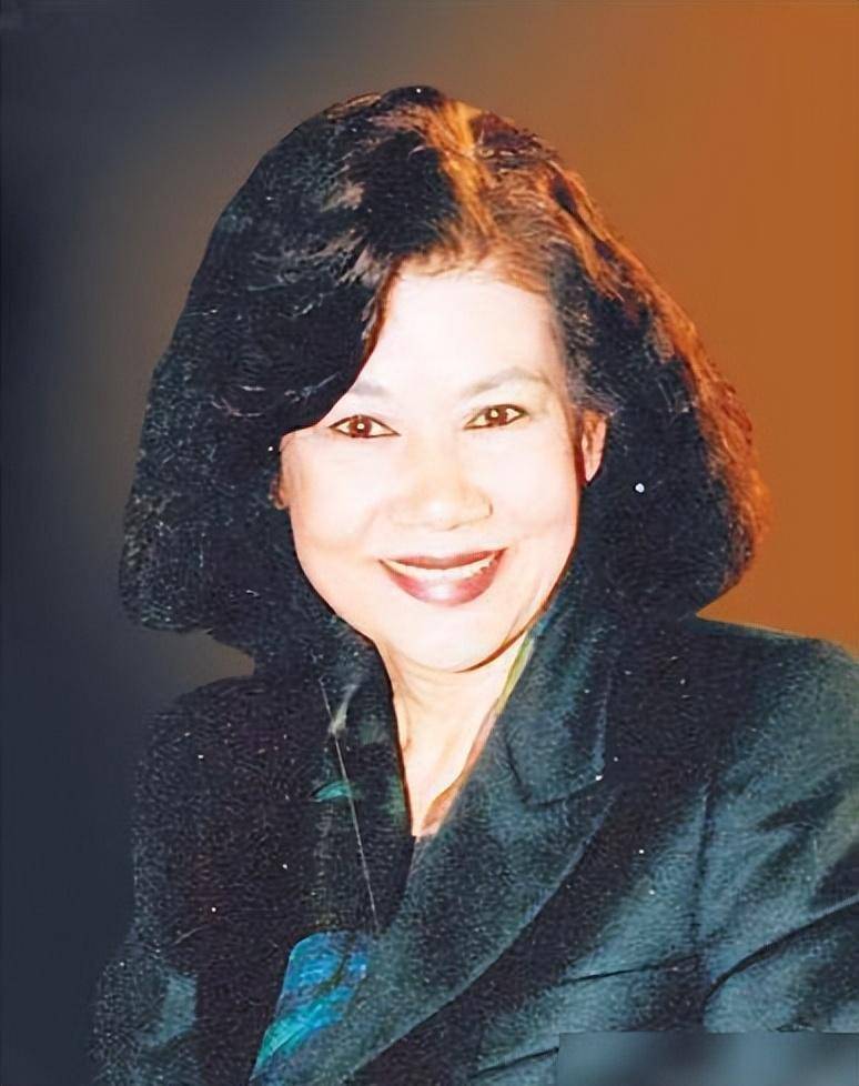 霍英东独尊大房:一生不与二房,三房合影,大多数财产留给吕艳妮_霍母