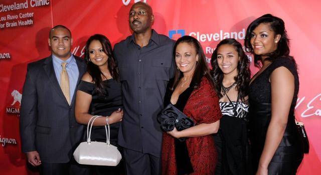 三段感情7个孩子,卡尔马龙一年需要支付多少抚养费呢?_因为_妻子_科比