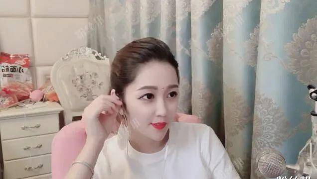 这位叫做婉儿"amore婉"的女主播,是斗鱼dota2的一位妹子主播,算是一位