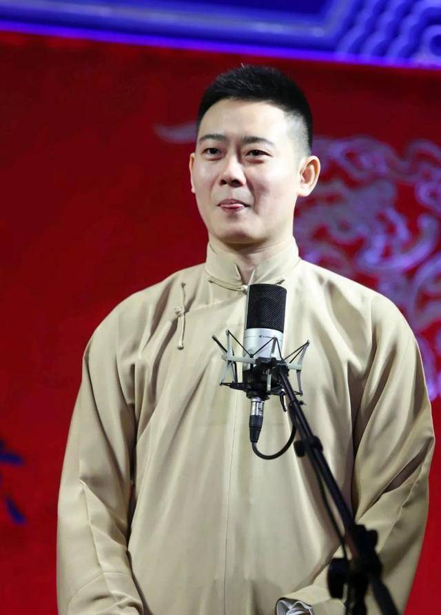 在大褂事件中声援过他的栾云平,就是最早科普德云社大褂没有等级之分