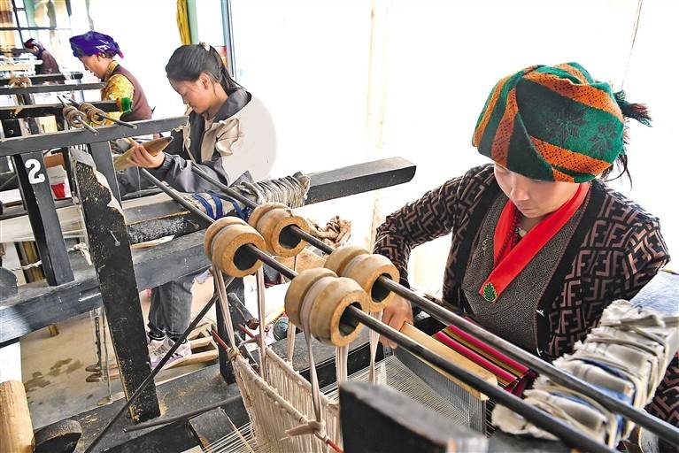 仁布县康雄乡亚德细褐纺织工艺至今已有1300余年历史