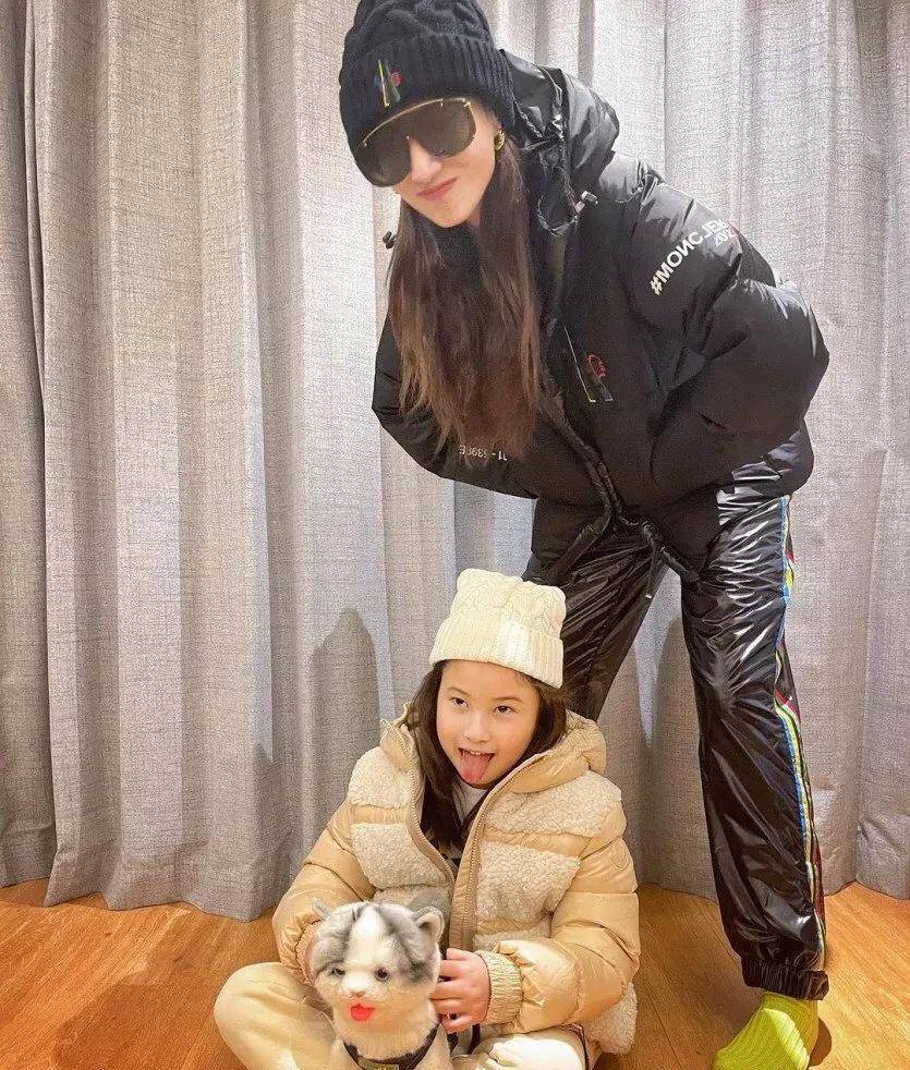 郑希怡7岁爱女梁浸浸美貌直逼妈妈,长居上海一年学费花逾6位数_内地