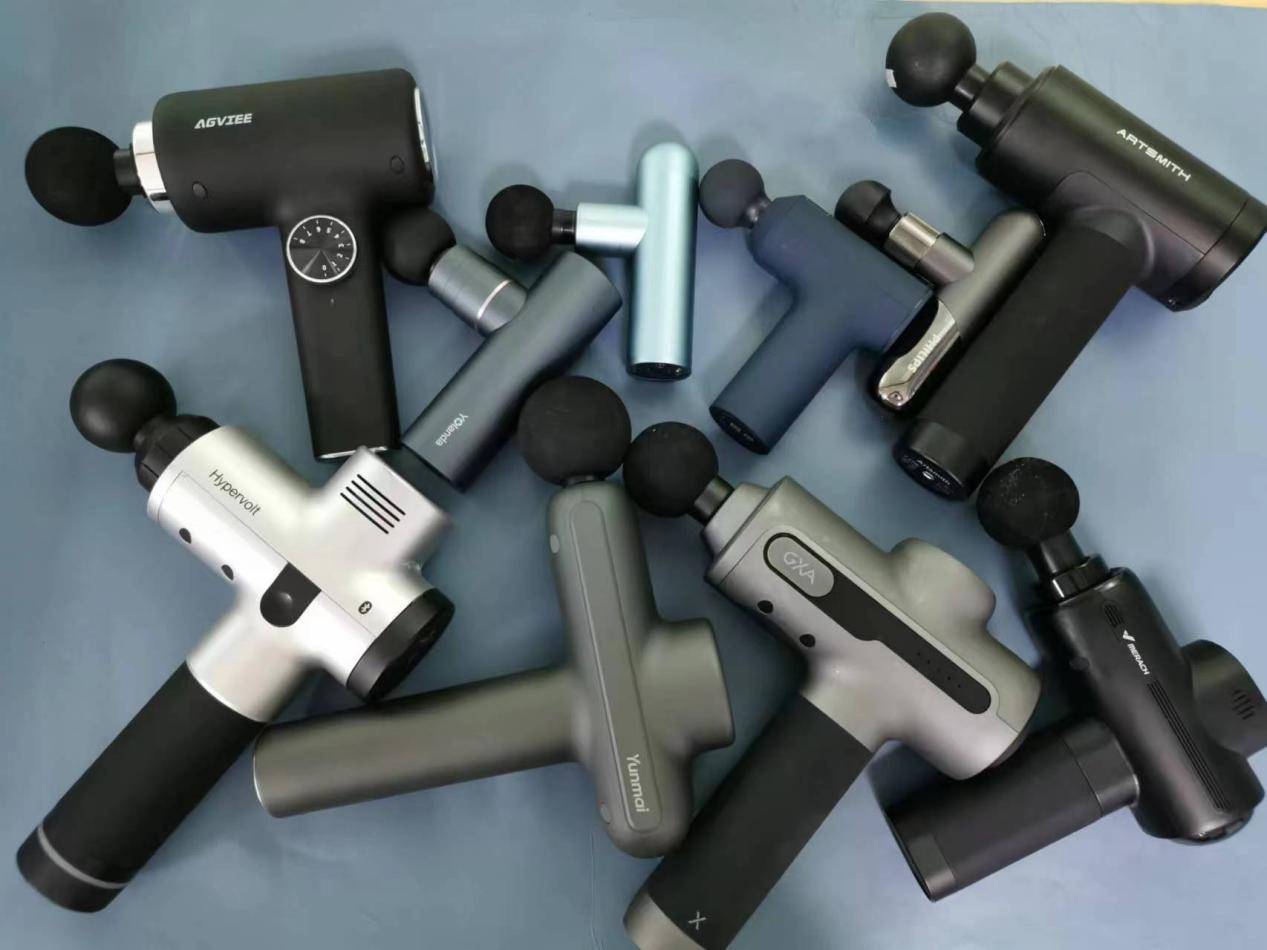 其实筋膜枪的原理是很简单的:产品内部特制了电机,以此带动按摩枪头