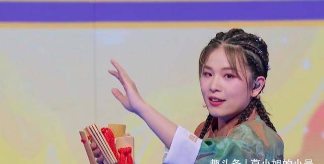 身为李派快板第四代传人的王玥,就带来一首原创歌曲《王字旁的玥》.