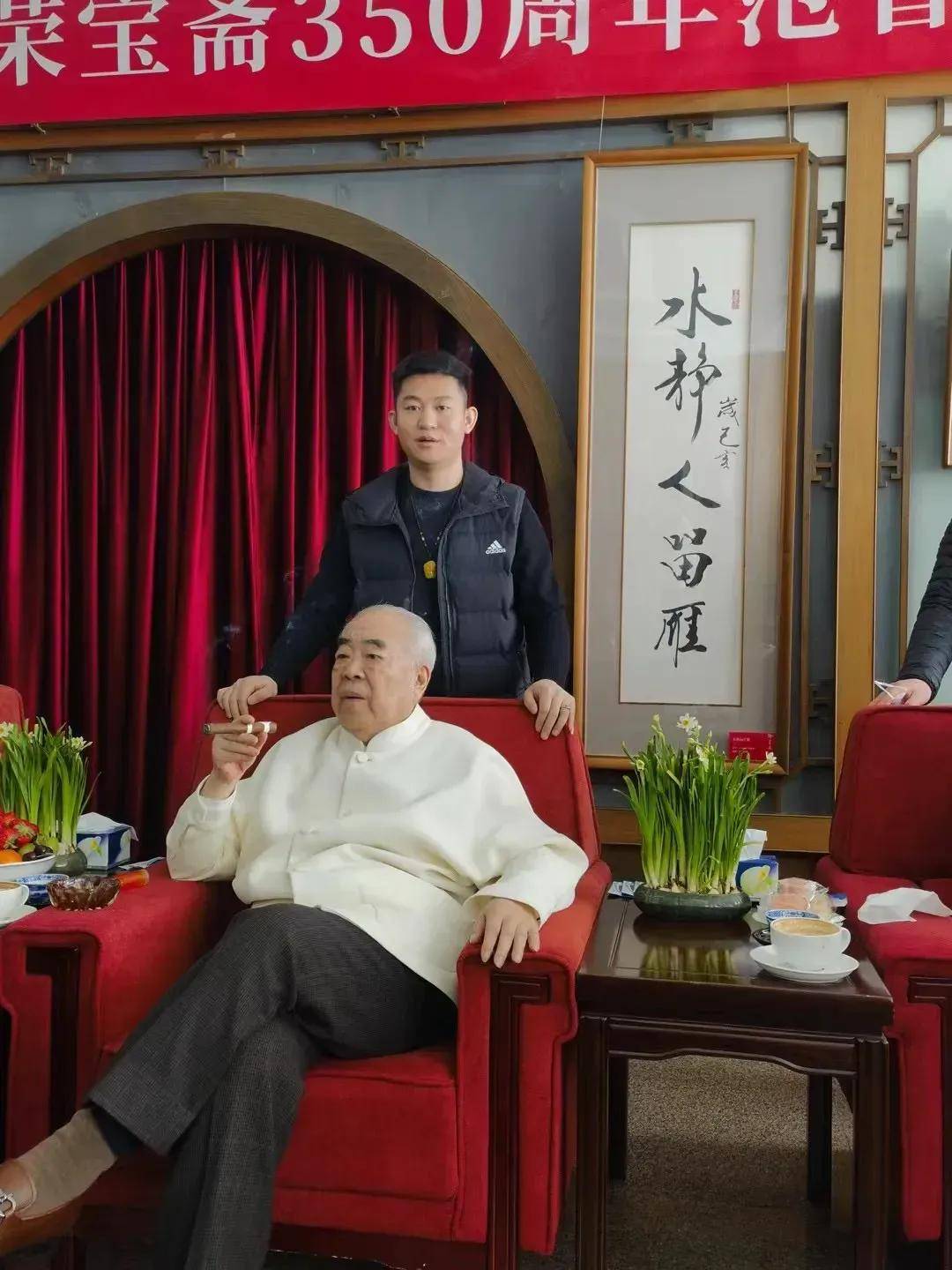 画家范曾在荣宝斋手举雪茄像火把,喝卡布奇诺用碗,硕大果盘亮眼_时候