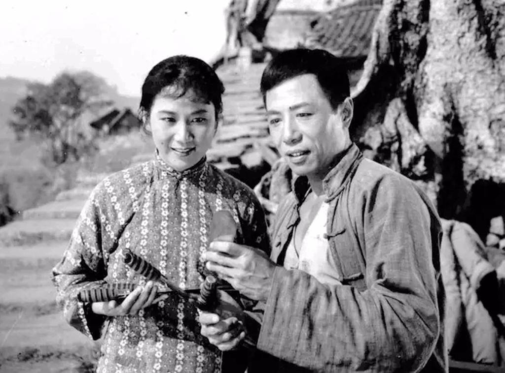 上影老电影《飞刀华》,李纬,王蓓主演,字幕中的演员唯牛犇健在_华少杰