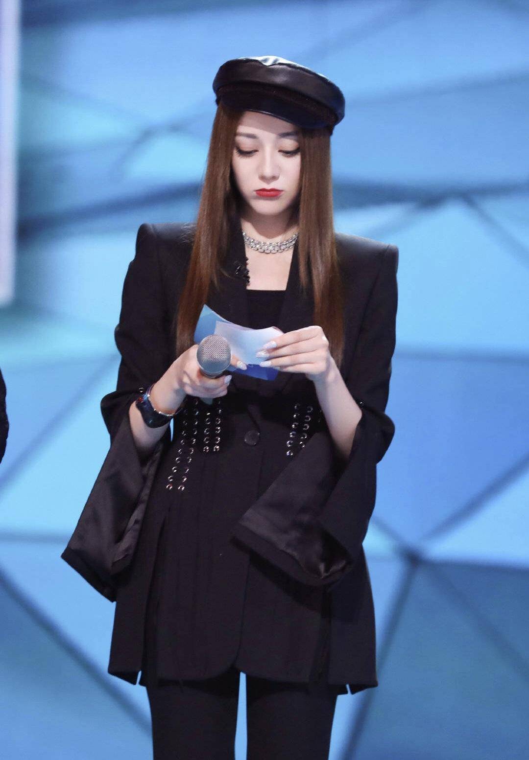 31岁杨颖也要装嫩,穿减龄百褶裙戴贝雷帽,波浪卷发难挡女人味_帽子