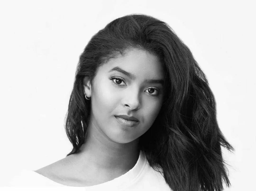 瓦妮莎还分享了娜塔丽的帖子,她写道:"我爱你@vanessabryant.