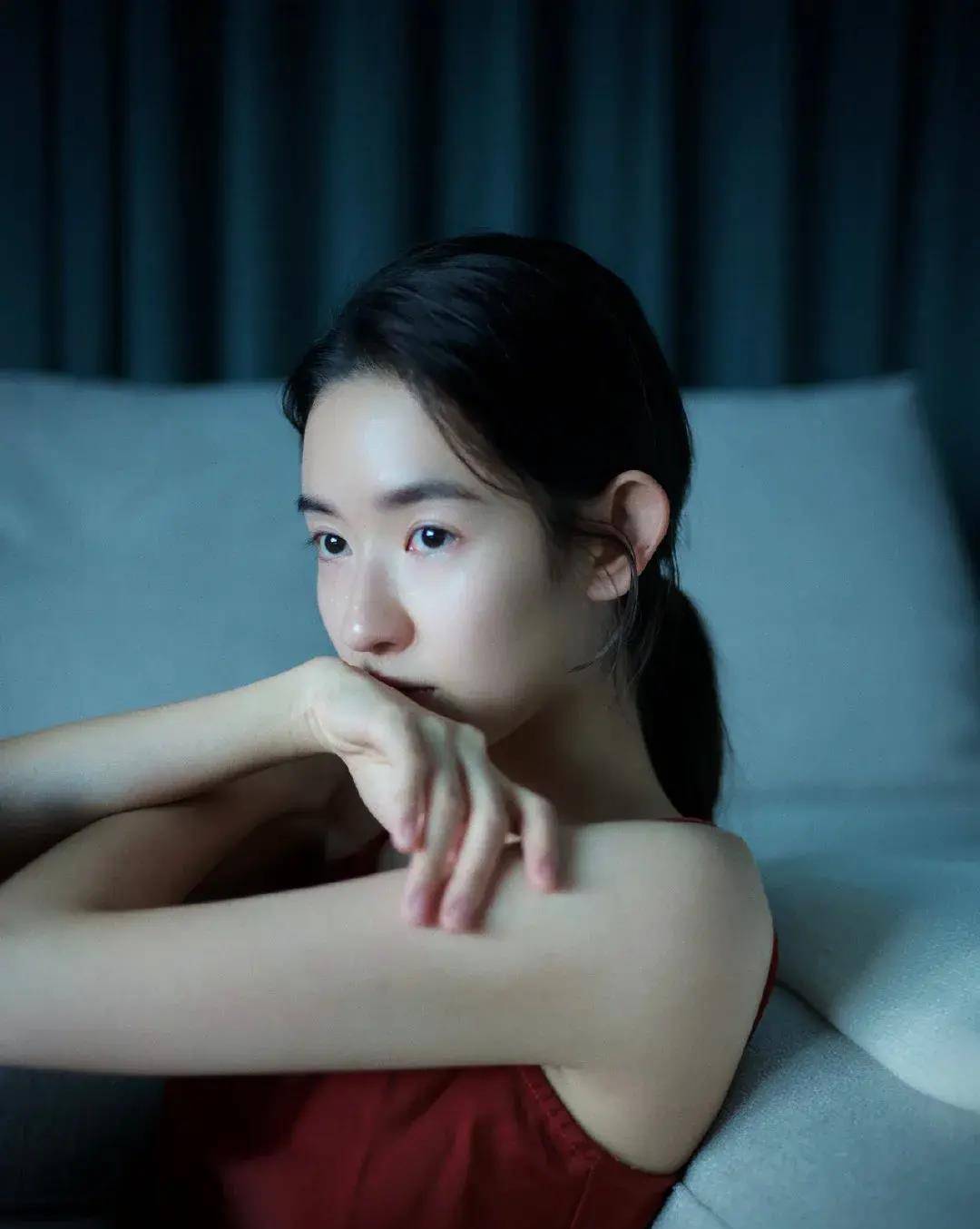 《纵有疾风起》小白饰演者王玉雯谍战片剧照来啦!_肖若彤_眼神_演技