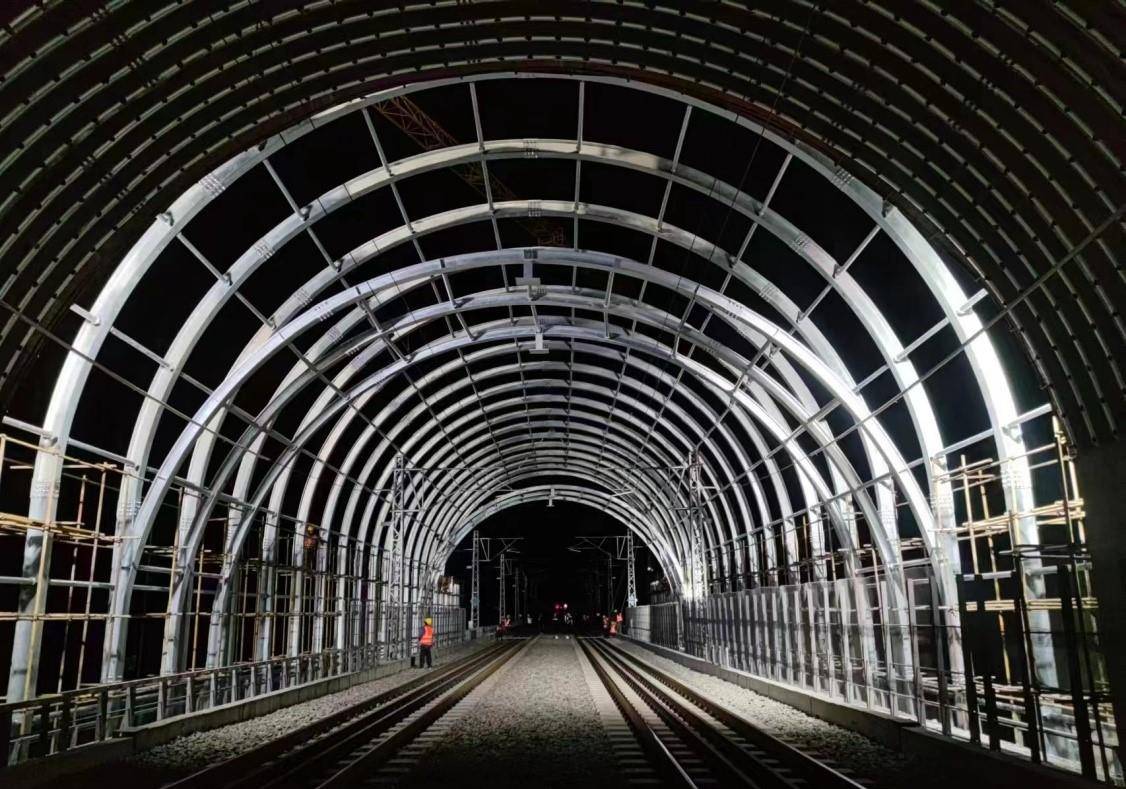 中铁一局铁建公司范家坪隧道项目柔性钢棚洞钢拱架全部吊装完毕