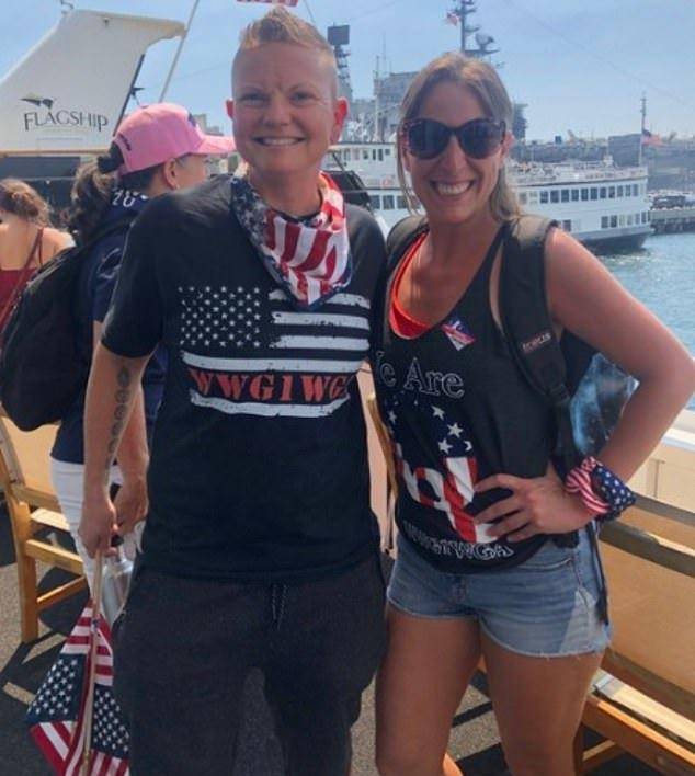 欢笑着自拍视频声援特朗普_阿什利·巴比特_亲友_支持者