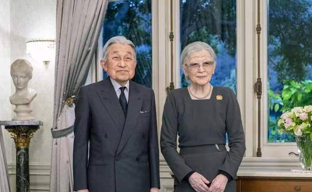 德仁天皇夫妇为父亲88岁道贺,雅子皇后小翻领端庄复古,面部浮肿_明仁