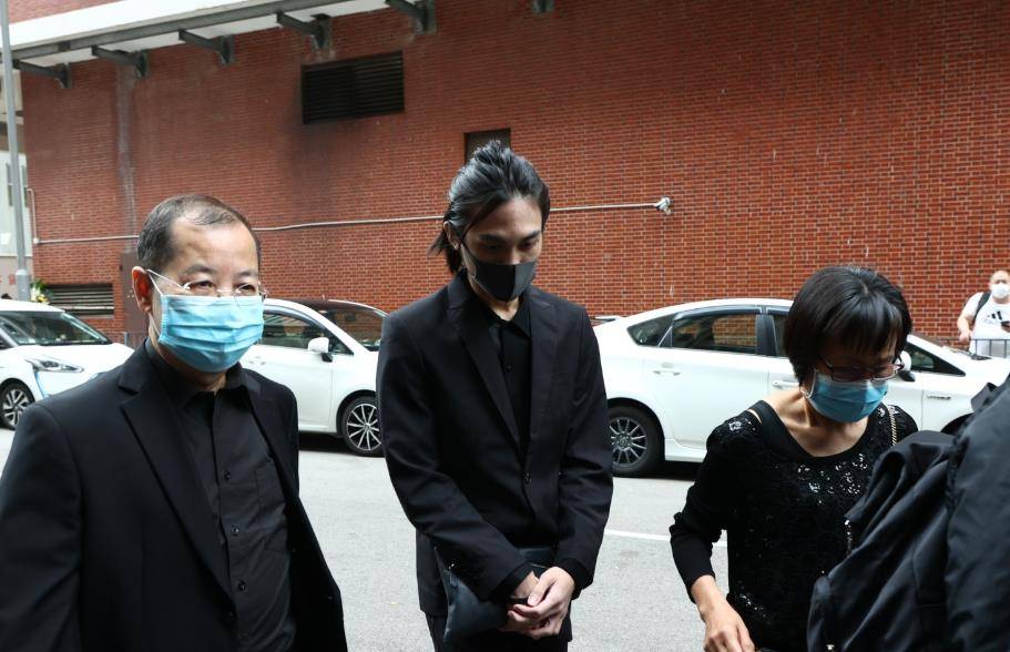 吴孟达丧礼现场曝光,19岁儿子神情哀伤,周星驰李修贤送花圈_灵堂_合作