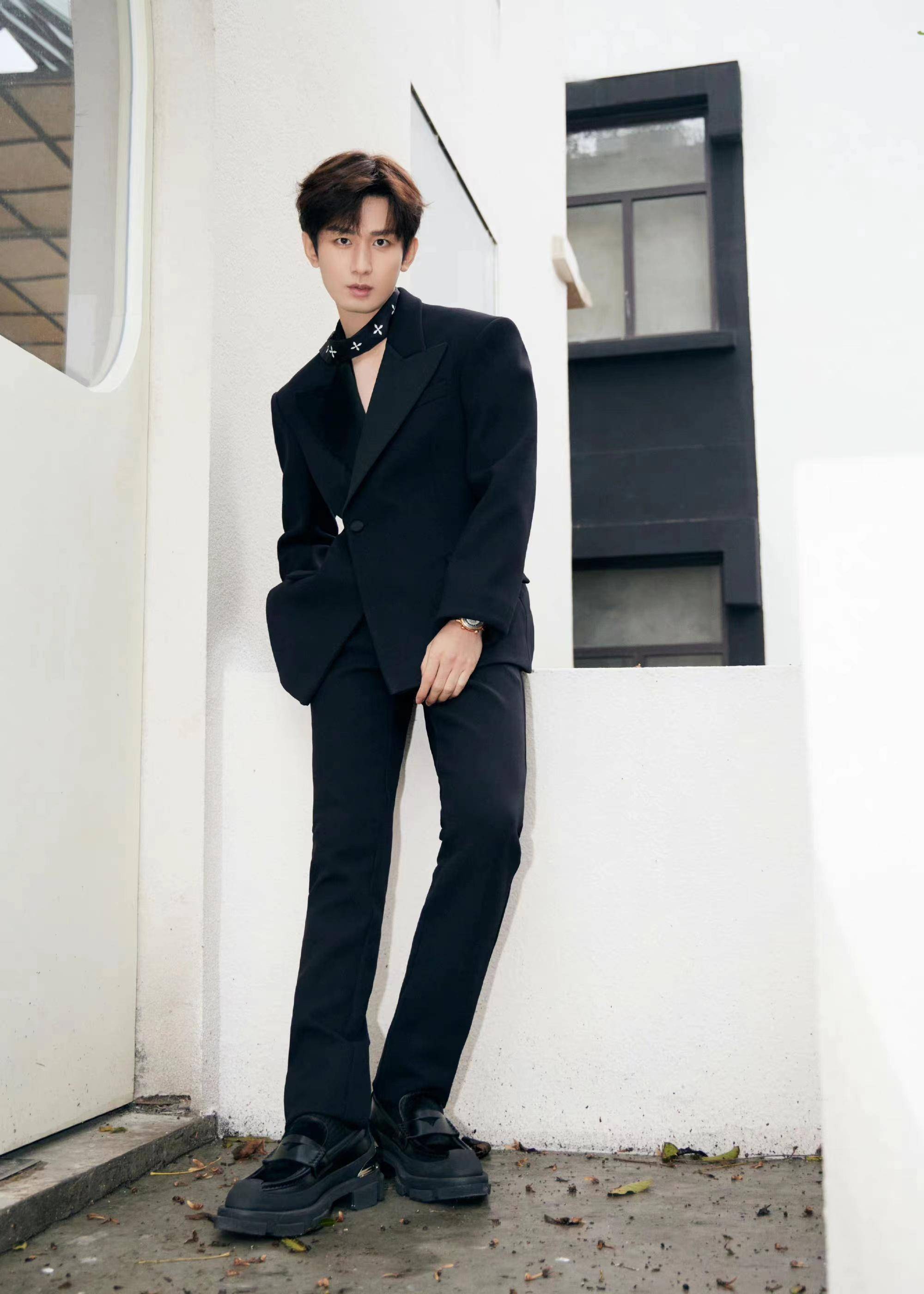 要是换一个人这样搭配造型,说不定也hold不住,毕竟成毅的颜值高,身材