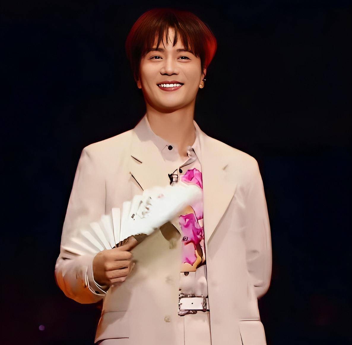 陆虎从快男比赛之后就一直在写歌,因为有公司合同的关系,他一直没有