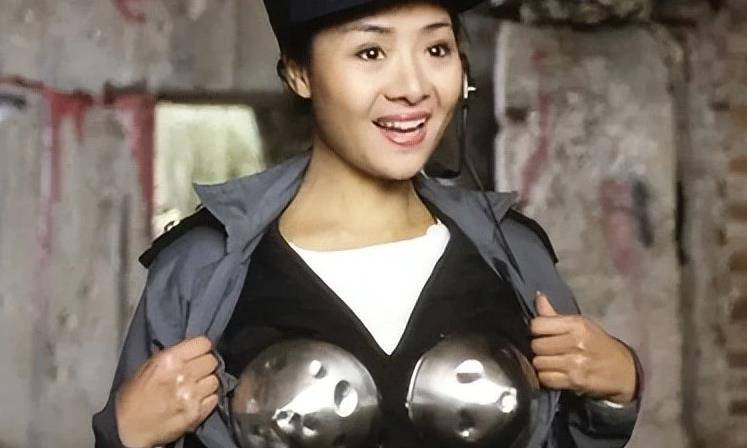 某次在为电视剧拍摄宣传片时,叶子楣被抓拍到了一张低身材弯腰照,而