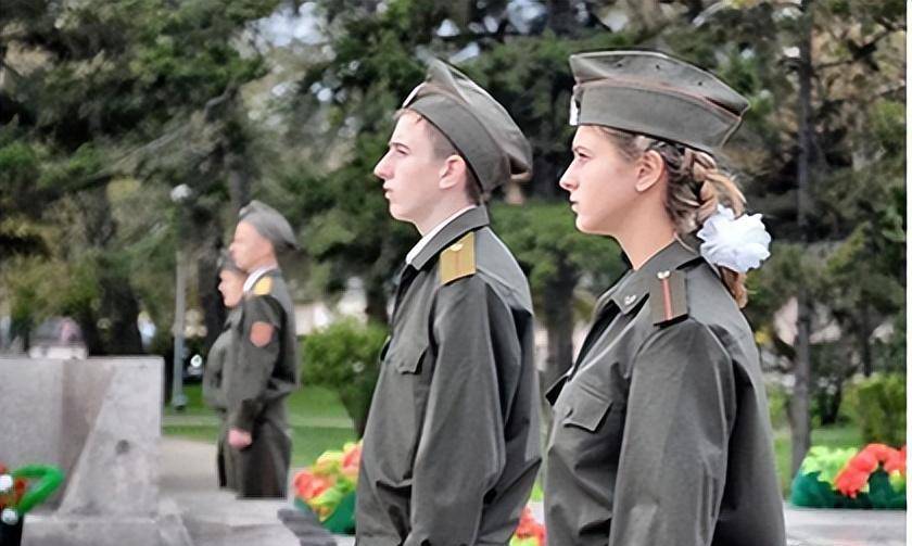 俄罗斯中学生为卫国战争烈士墓站岗5月9日胜利日的阅兵式,展现胜利