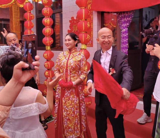 41岁演员巨兴茂大婚,妻子端庄优雅,坐花车扭秧歌获赞超接地气_孟佳欣