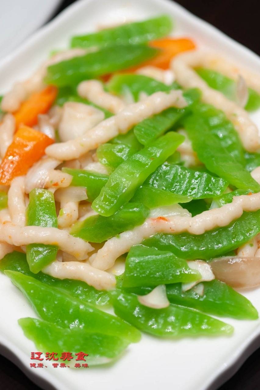 青菜是虾丝青笋炒百合,虾滑做成肉丝的模样,粤菜的做法,精致可口黑