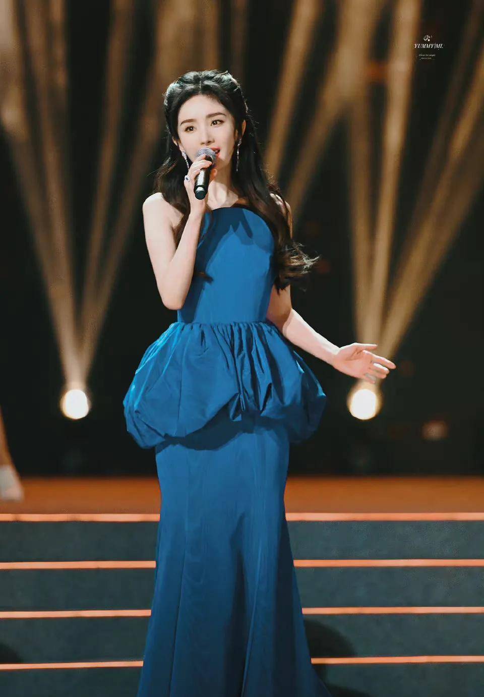 幂姐的台风依旧很强.不知道杨幂这次唱的是什么歌.