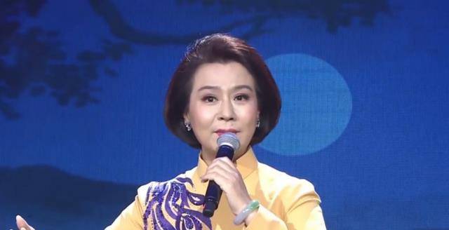 舞台上的京剧演员有于魁智,李胜素,迟小秋,张佳春,孟广禄,袁慧琴等等