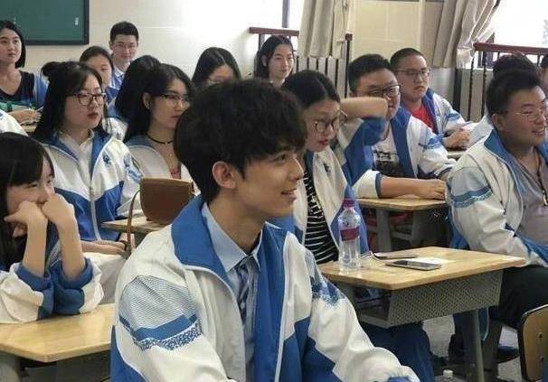 公主抱出圈,吴磊有多暖心?_迪丽热巴_食堂_同学