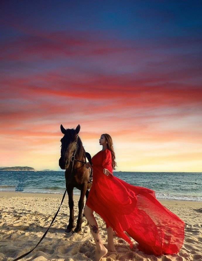 女星王一霏晒写真:鼻子高高,肌肤白皙,拥有一双美腿和曼妙身材_猎狗