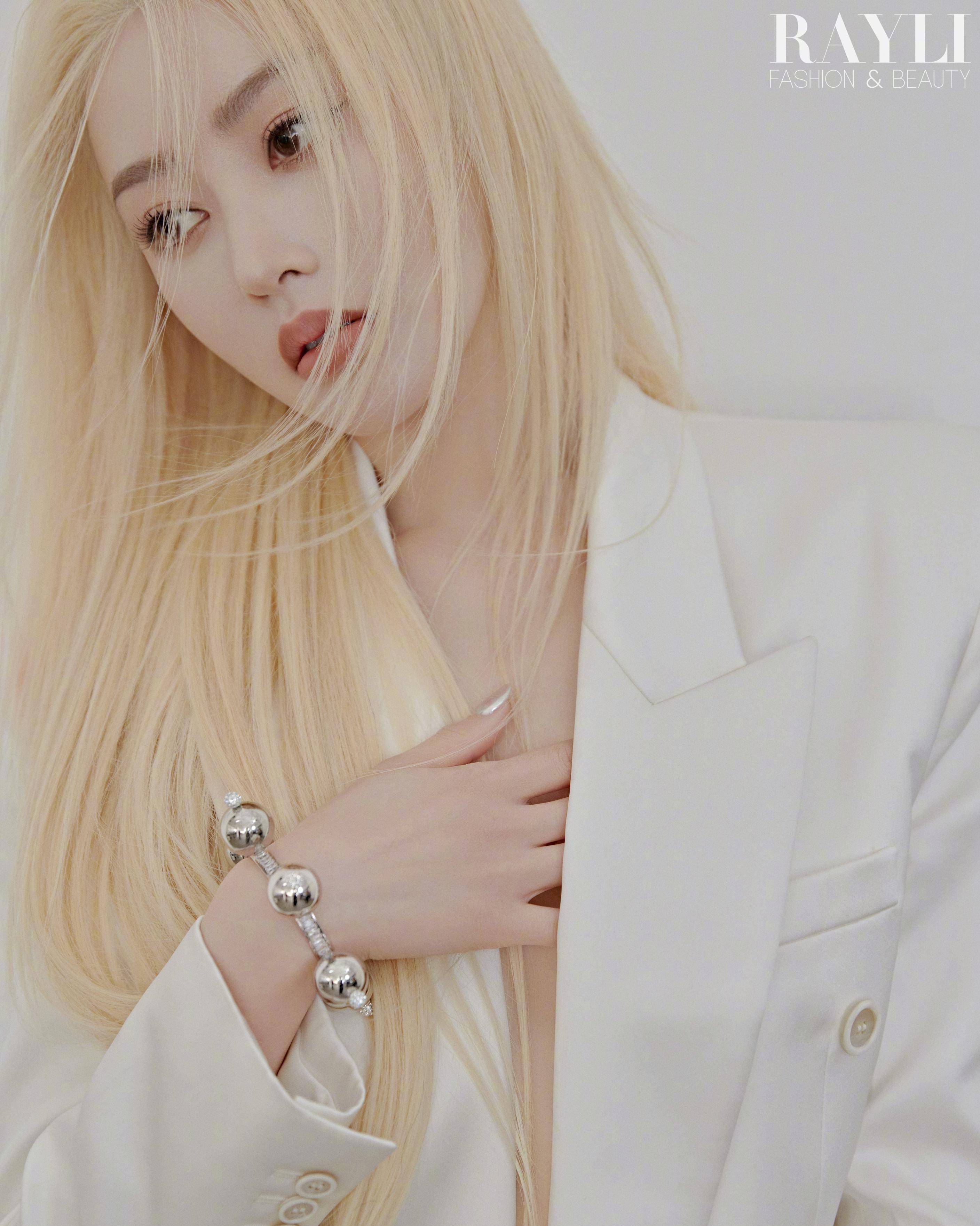 张天爱金发造型登《瑞丽》,真空穿西装玩下身失踪,大长腿吸睛_动作