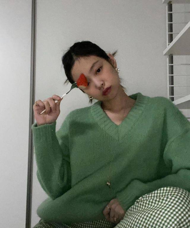 blackpink成员jennie晒照,牛油果绿配草莓太嫩,指尖托脸撩人_妮妮