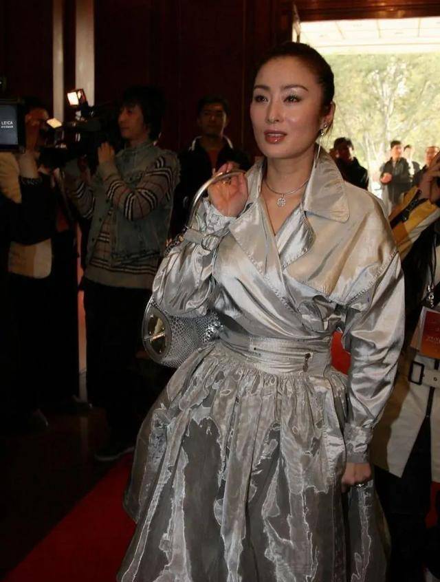 张敏穿银灰色大衣出席活动,长发也难掩英气脸庞,看着超飒_连衣裙_女性