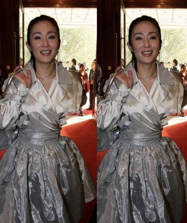 张敏穿银灰色大衣出席活动,长发也难掩英气脸庞,看着超飒_连衣裙_女性