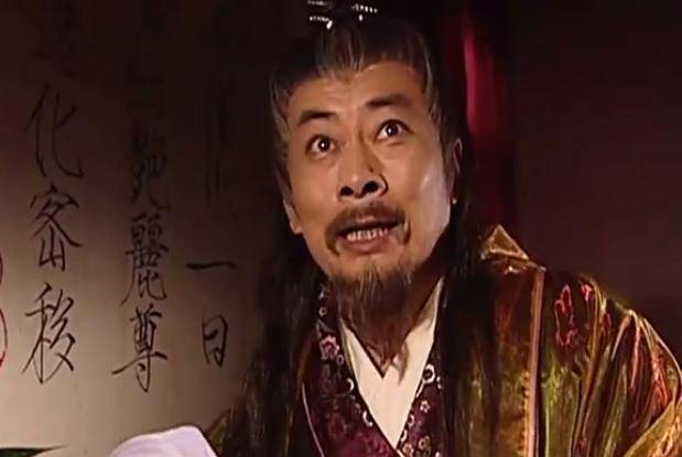 不惜亲手破坏女儿的美好姻缘,先是假意许配爱女,使用奸计抓了丁典,多