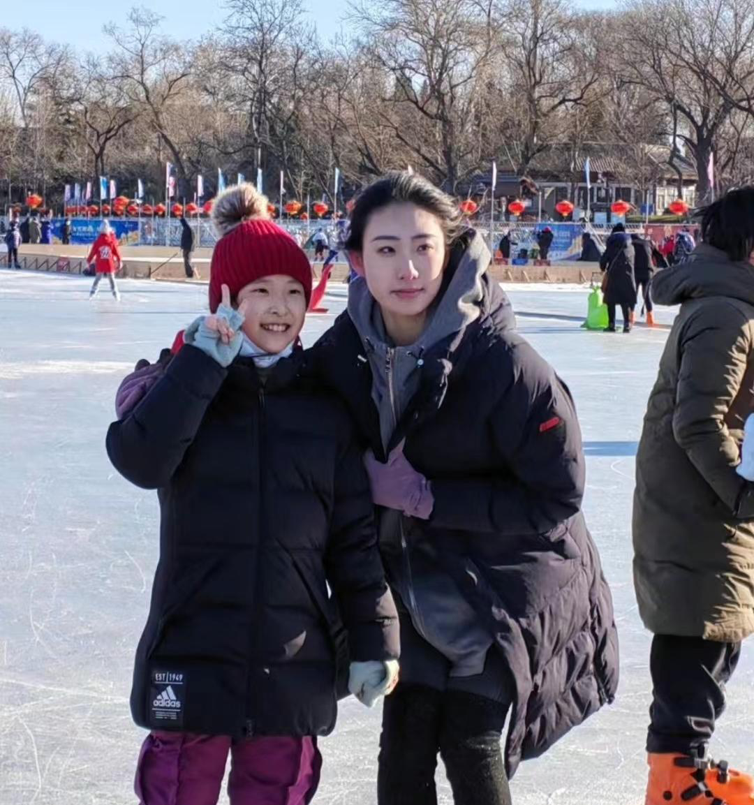 陈虹伊去什刹海滑冰,火苗美若仙子,花滑女神翩翩起舞_朱易_选手_火焰