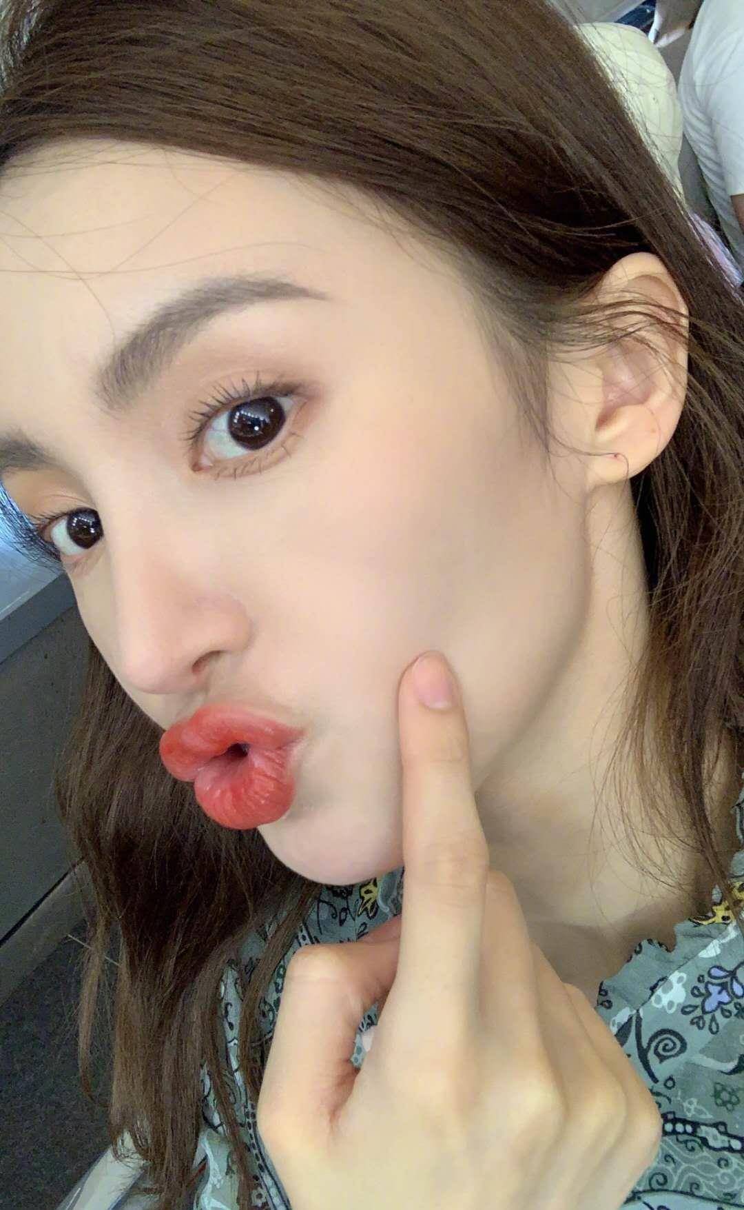 金晨化妆间隙自拍,嘟嘴卖萌秀长睫毛,一个动作撞脸baby_杨颖_气质