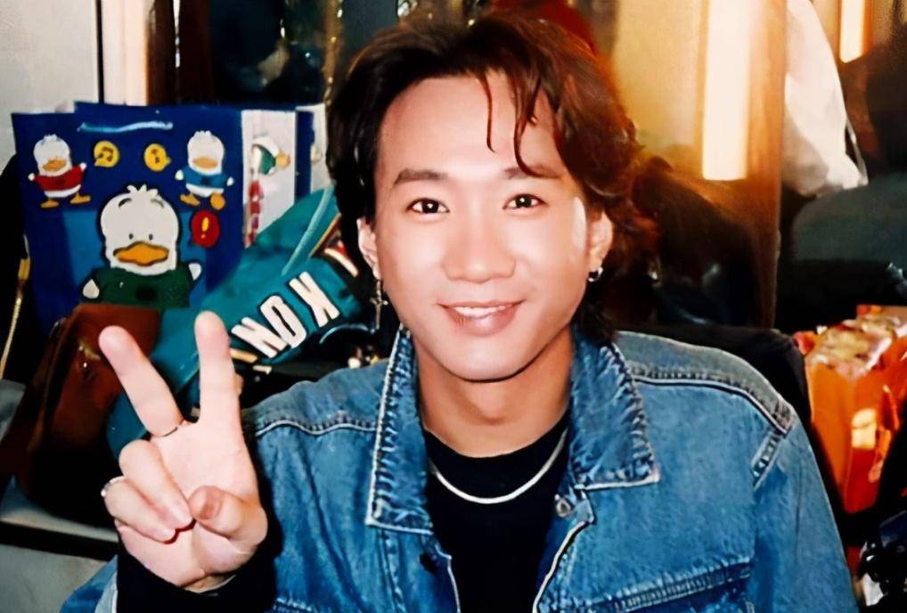 30平米破屋走出的天才,狂揽4座奖杯打败星爷,却在巅峰时坠落_黄家驹