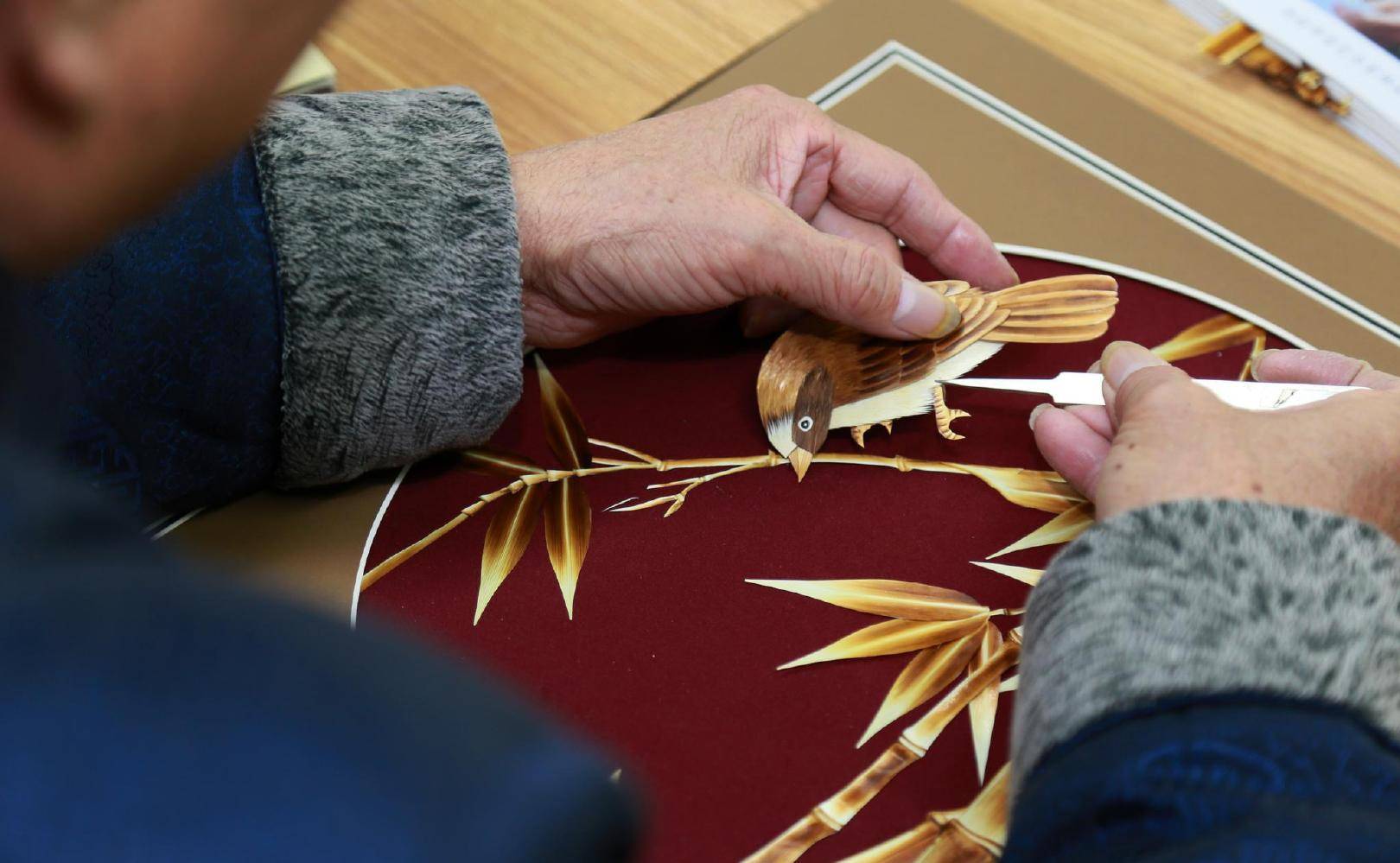 90后美女将"废柴"麦秆卖万元,几分钱一大把巧手作画,祖传手艺_秸秆_杨