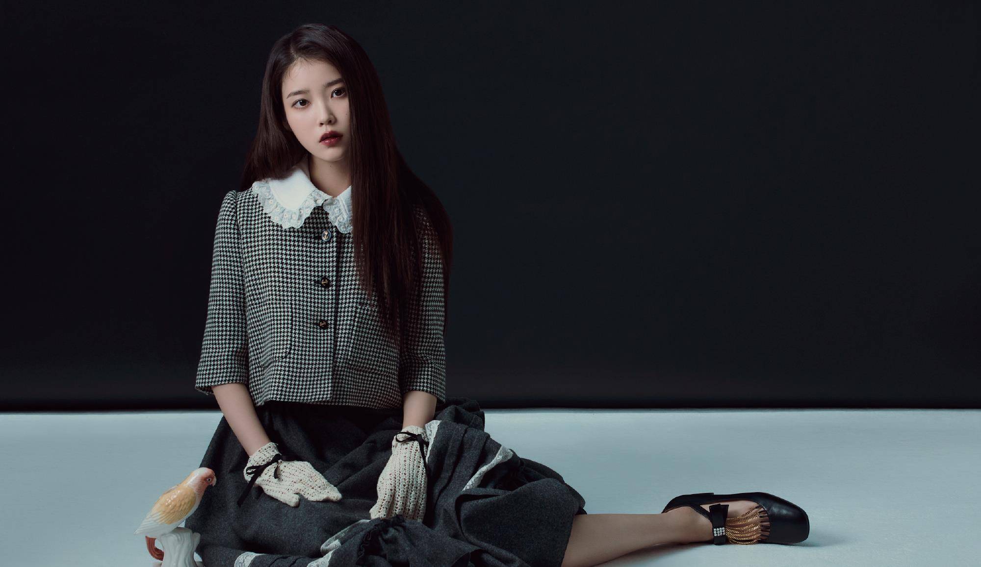 iu像是地狱里面来的使者,略显阴森,那么穿着格子上衣搭配黑色中裙的她