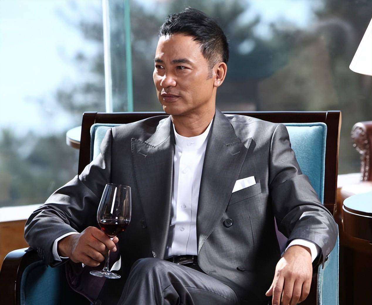 任达华:邓光荣拿了一把道具刀,拍完戏后,在场的人叫他老大_梁家辉