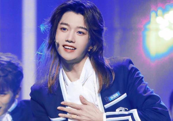 余景天直播赛哭到哽咽,大批网友喊话退赛,现在卖惨已经太迟了_父母