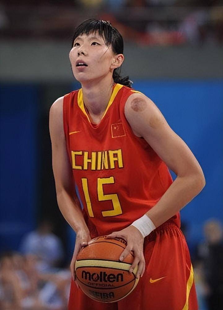 虽然这个时候的陈楠身高依旧算是挺高的,但毕竟年龄和同学们有差距,倒