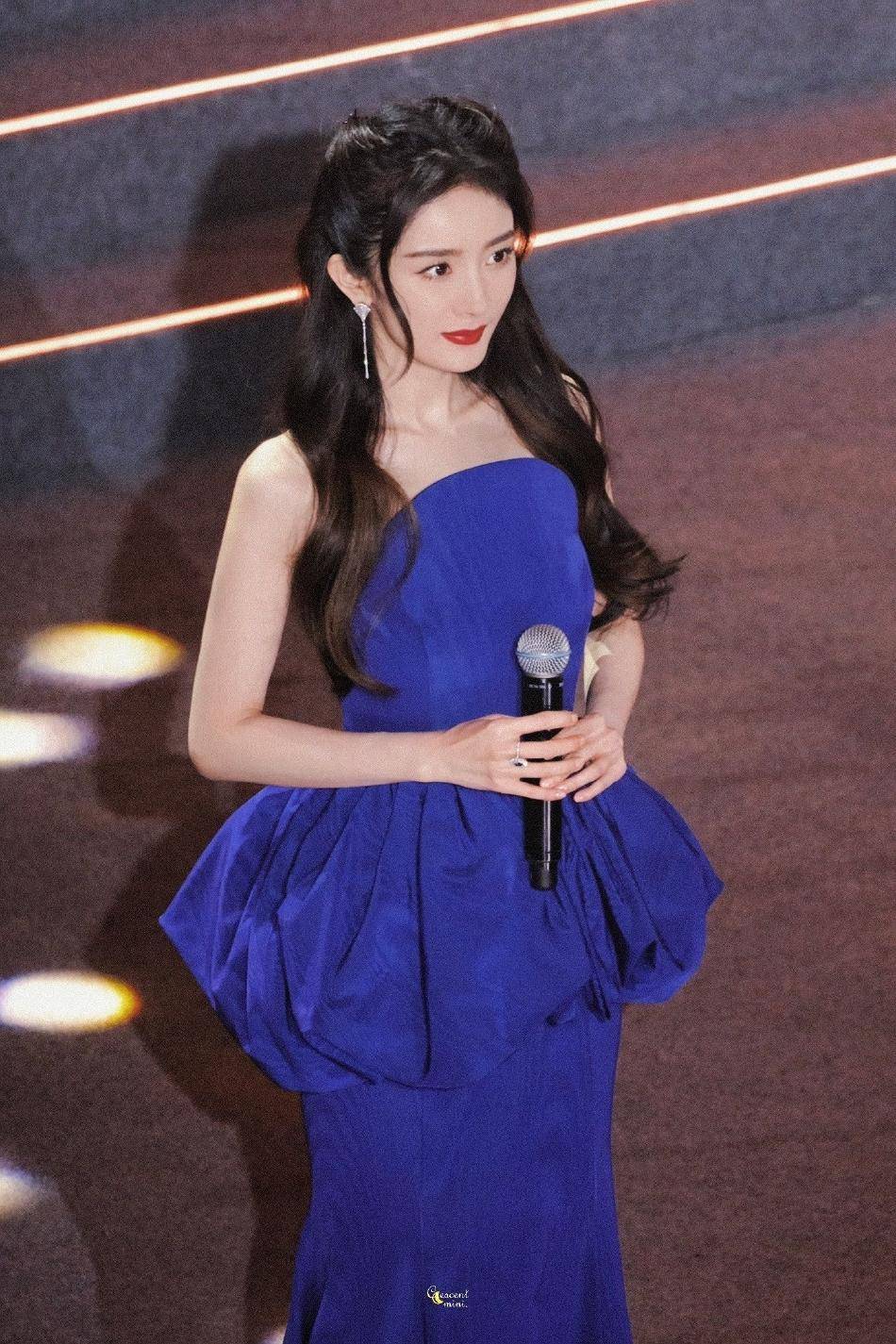 杨幂亮相百花迎春晚会,一身蓝色公主裙搭公主发,优雅又减龄!