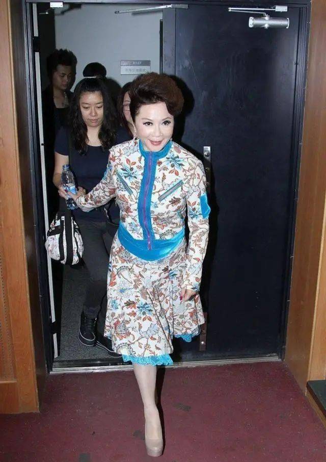 蔡明确实有扮嫩的资本,看她穿紧身黑裤,58岁了还有一双筷子腿!