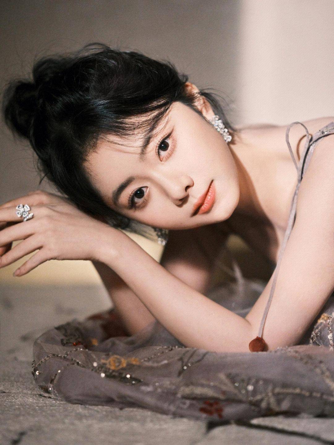 谭松韵天生一张娃娃脸就是有优势,穿吊带连衣裙优雅温柔,成熟浪漫