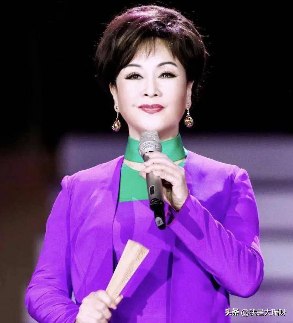 歌唱家李谷一缺席春晚原因曝光:因感染新冠,人还在医院治病_身体_歌声