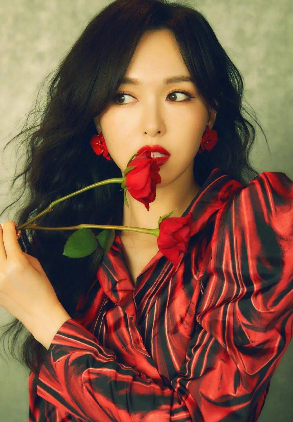 唐嫣晒照庆新年 一袭红裙露美腿吸睛 大波浪卷发配红唇美艳明媚_祝福